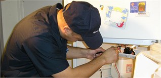 Tủ lạnh bị rò rỉ điện? Tìm hiểu nguyên nhân và cách khắc phục hiệu quả