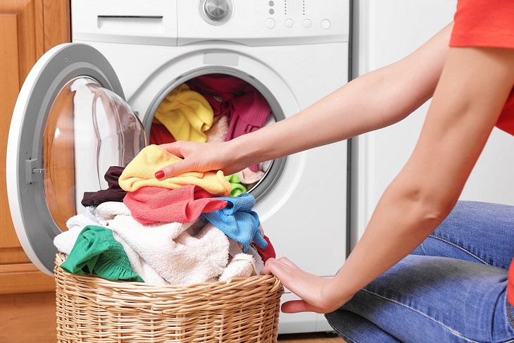 Dàn đồ không đều trong lồng giặt hoặc đồ bị quá tải gây máy giặt bị rung lắc