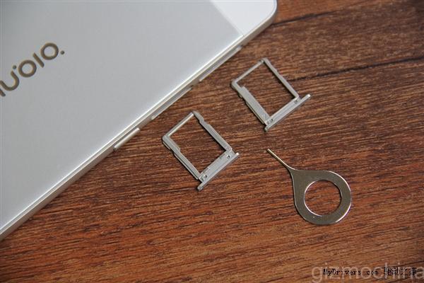 ZTE Nubia My Prague cũng có hai khe cắm SIM