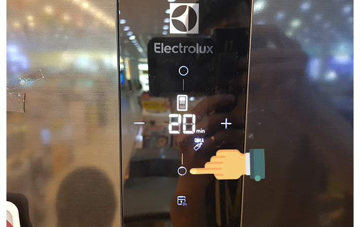 Cách sử dụng bảng điều khiển tủ lạnh Electrolux Inverter 334 lít EME3500BG > Chế độ Drink Chill (Làm lạnh thức uống)