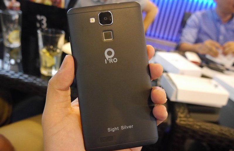 Sight Silver có thiết kế giả kim loại