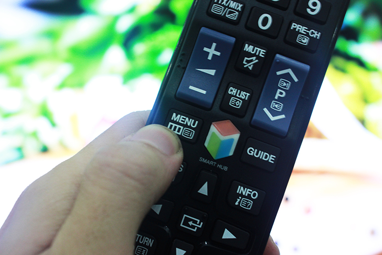 Nhấn nút Menu trên remote | Kiểm tra thông tin tivi Samsung