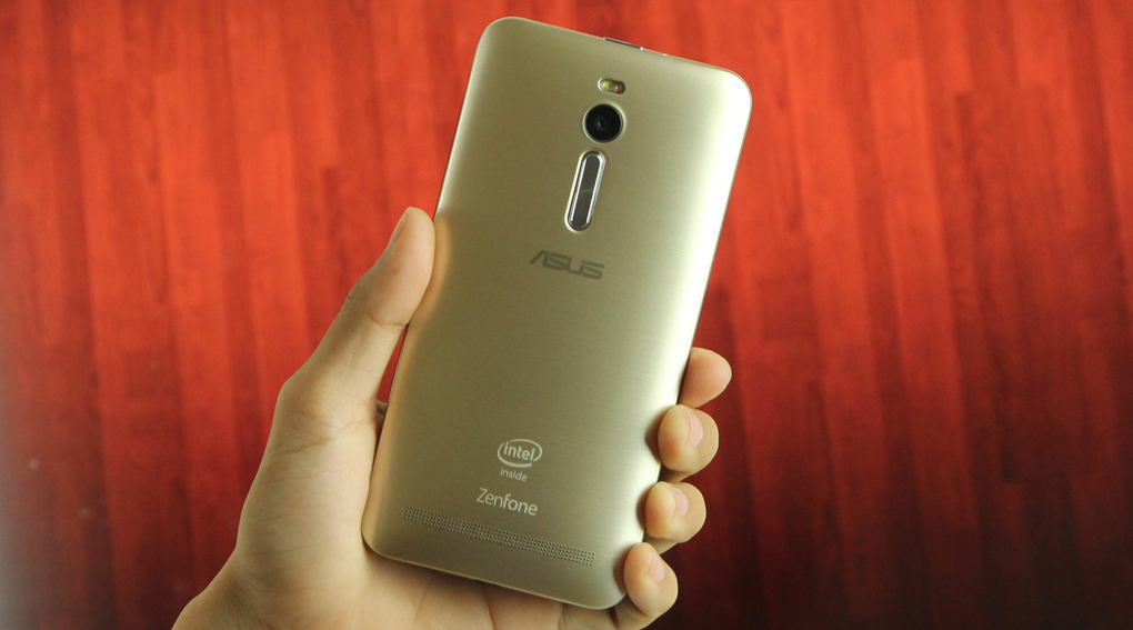 Zenfone 2 sở hữu giao diện điều khiển trực quan, với phím điều khiển thuận tiện ở mặt sau