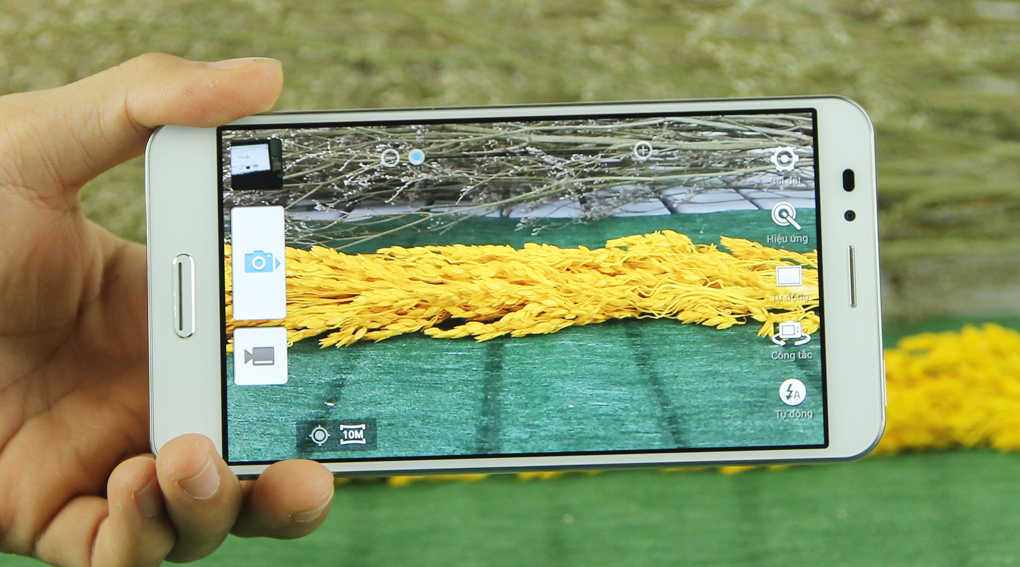 Pantech Vega Secret Up A900L có camera chính 13MP, camera phụ 2.1MP