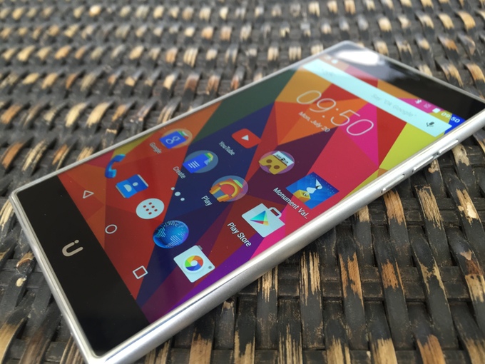 UBIK Uno có viền khá mỏng