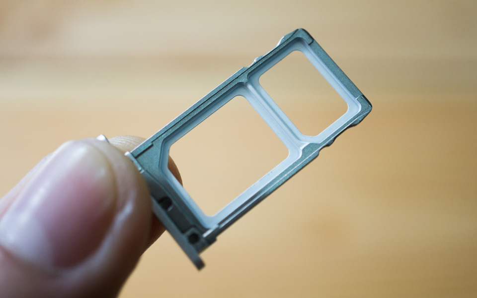 Khe SIM Q GLAM dap-hop-tren-tay-nhanh--q-glam