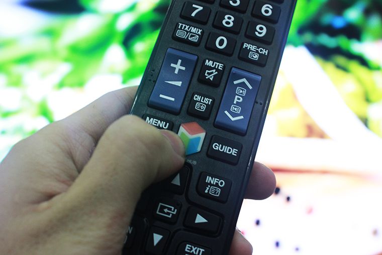 Nhấn nút SMART HUB trên remote Cách học nấu ăn trên Smart tivi Samsung 2015 > Nhấn nút SMART HUB trên remote