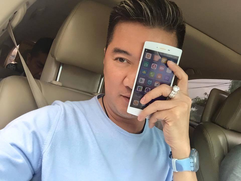 Những bức ảnh ngộ nghĩnh của anh với Bphone 2