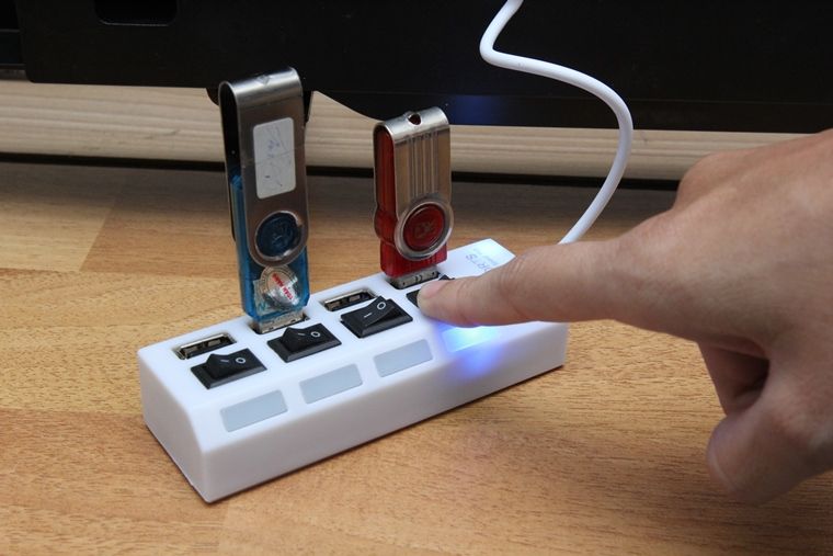 Cách kết nối HUB USB với Android tivi Sony 2015 > Nhấn nút tương ứng với USB mà bạn muốn xem nội dung