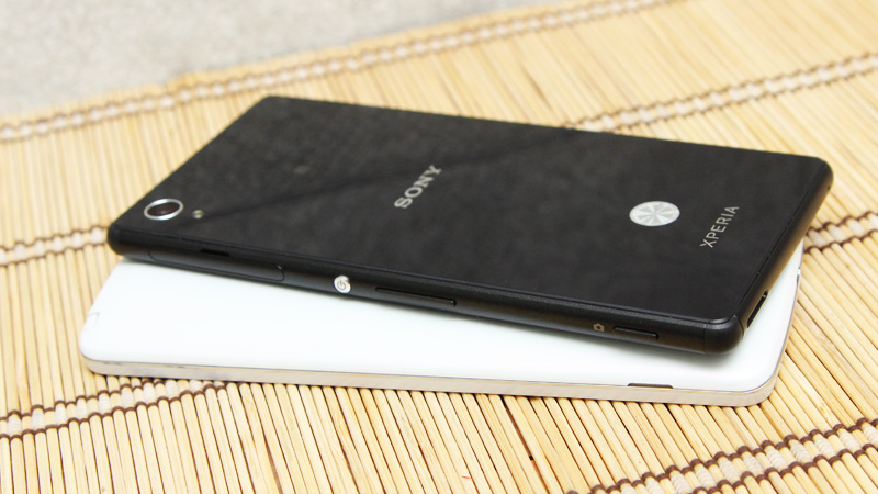 Trong khi các phím cứng của G3 Stylus đều đặt ở mặt sau khiến hai cạnh máy trống trơn, thì về phía Sony, họ chọn cách đặt tất cả chúng về phía cạnh phải của thiết bị, với thêm một nút chụp ảnh chuyên dụng. Ở gần phía trên còn là nắp đậy hai khe sim của M4 Aqua.