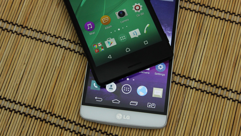 Cả Sony lẫn LG đều chọn cách bố trí các phím điều hướng thành phím ảo trong màn hình các thiết bị của mình. Điều này phần nào làm giảm diện tích sử dụng thực tế của máy.