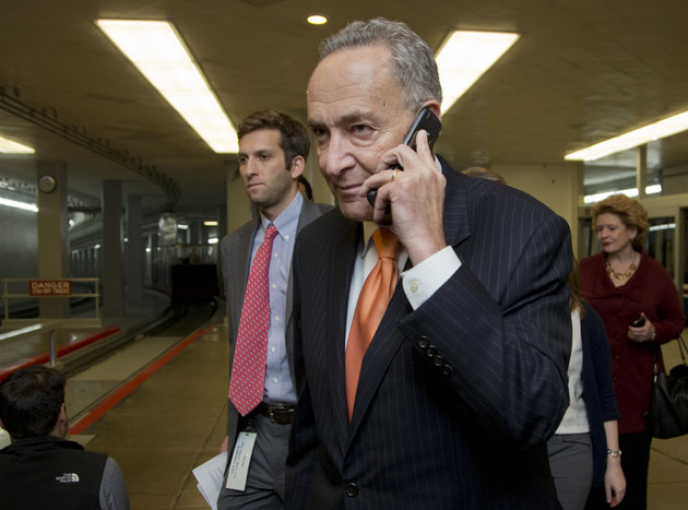 Thượng nghị sĩ Chuck Schumer và chiếc điện thoại những năm thập niên 90 của mình Thượng nghị sĩ Chuck Schumer và chiếc điện thoại những năm thập niên 90 của mình