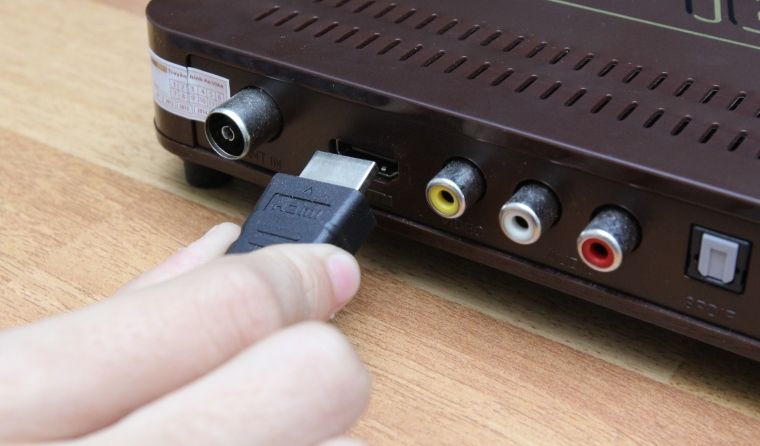 Cách kết nối Smart tivi Samsung với đầu thu kỹ thuật số An Viên (AVG) > Cắm dây HDMI vào đầu thu