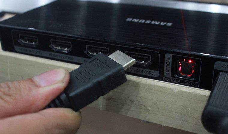 Cách kết nối Smart tivi Samsung với đầu thu kỹ thuật số An Viên (AVG) > Cắm đầu còn lại vào cổng HDMI của tivi