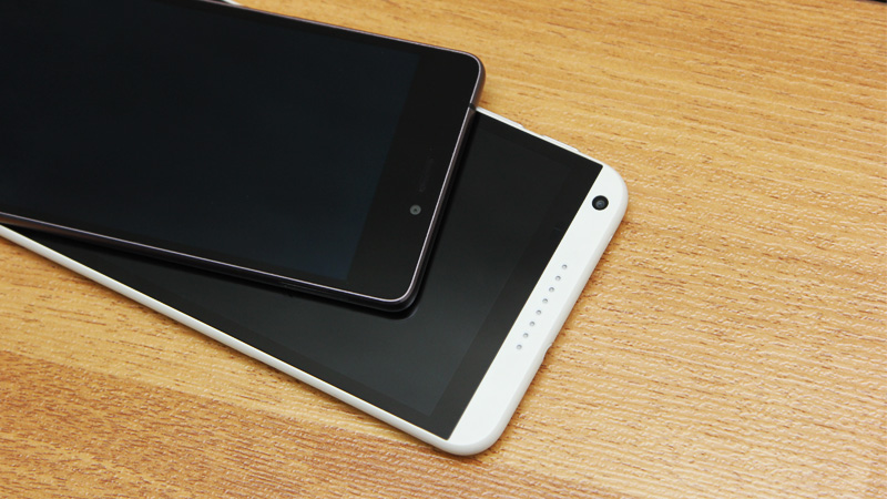 Viền màn hình của S5.1 là khá mỏng, đúng với thiết kế tinh tế của máy, trong khi ở 816G lại hơi dày. Dẫu vậy, mặt trước của 816G vẫn khá ấn tượng với hai dải loa BoomSound cực đều và hầm hố.