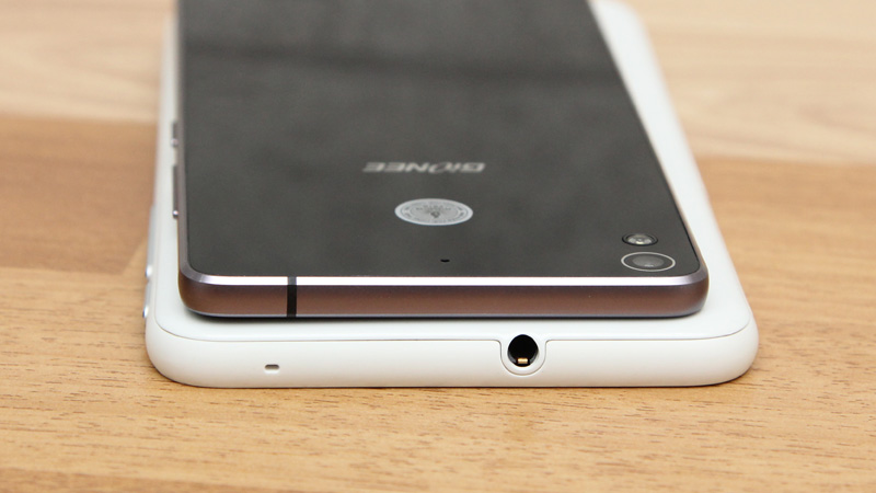 Trên đỉnh máy, S5.1 hoàn toàn trống trơn. Ở cùng vị trí, 816G có một jack tai nghe 3.5 mm.