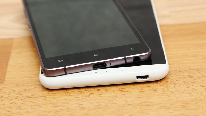 Ở phần đáy, cả hai đều có một cổng kết nối micro USB. Một điều khá đáng khen đối với đại diện của Gionee là dù cực kỳ mỏng nhưng thiết bị này vẫn được trang bị jack tai nghe 3.5 mm ở đáy máy.