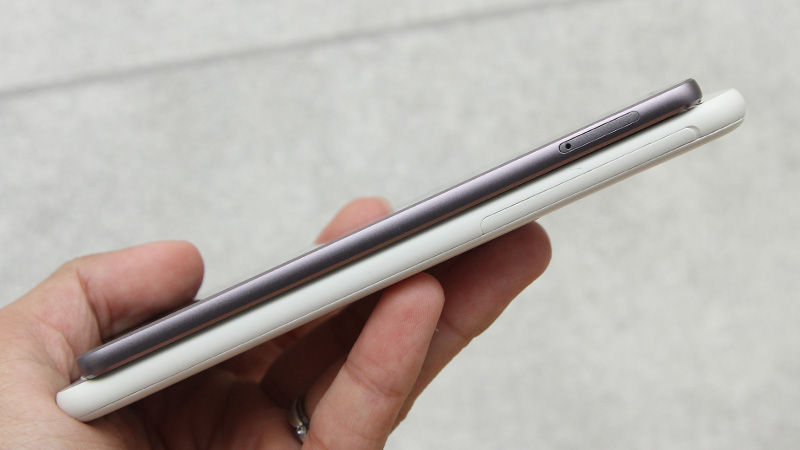 Cạnh phải của cả hai máy