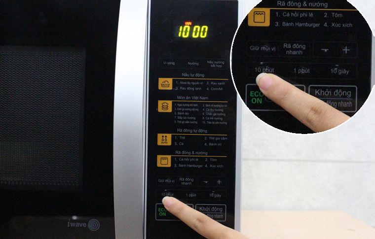 Nhấn “10 PHÚT” 1 lần – tương đương thời gian 10 phút Cách nướng món ăn bằng lò vi sóng LG MH6342B > Nhấn “10 PHÚT” 1 lần – tương đương thời gian 10 phút