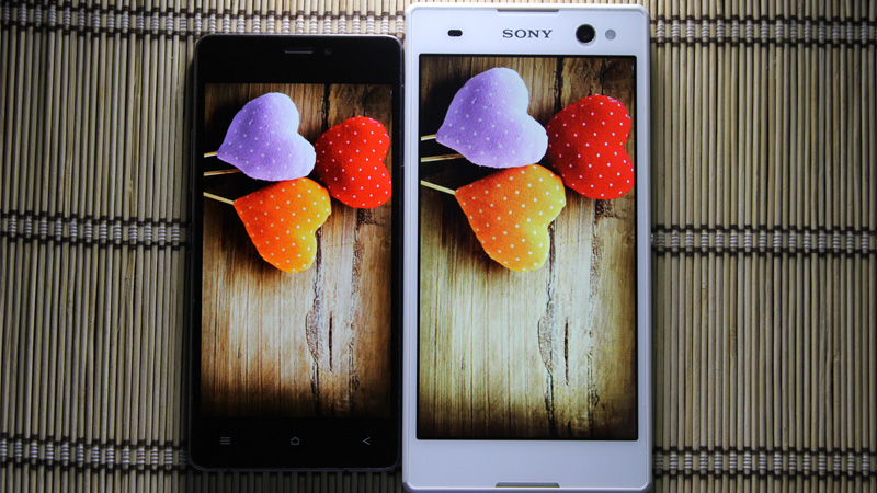 Ảnh so sánh màn hình của Sony Xperia C3 và Gionee Elife 5.1   