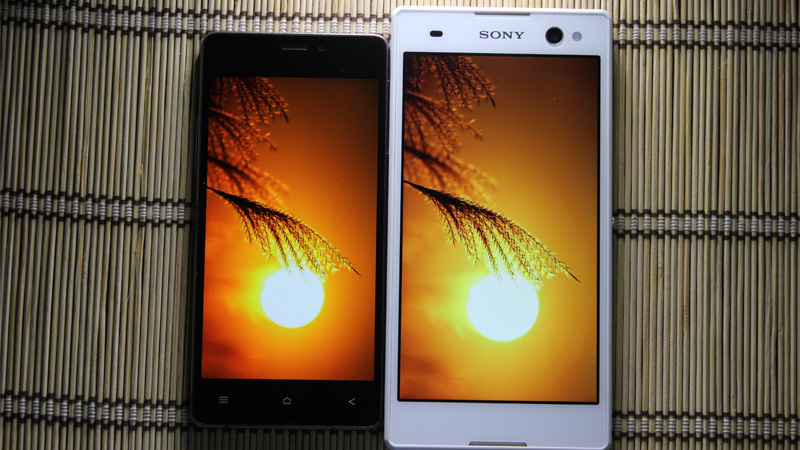 Ảnh so sánh màn hình của Sony Xperia C3 và Gionee Elife 5.1   