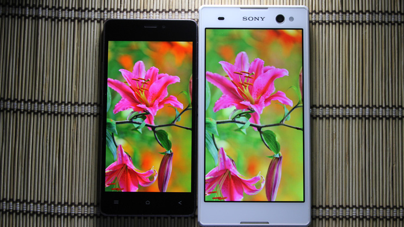 Ảnh so sánh màn hình của Sony Xperia C3 và Gionee Elife 5.1   