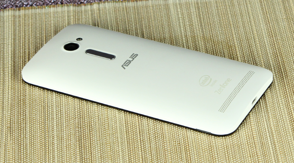 Zenfone 2 được tích hợp giao diện điều khiển trực quan, với phím điều khiển thuận tiện ở mặt sau