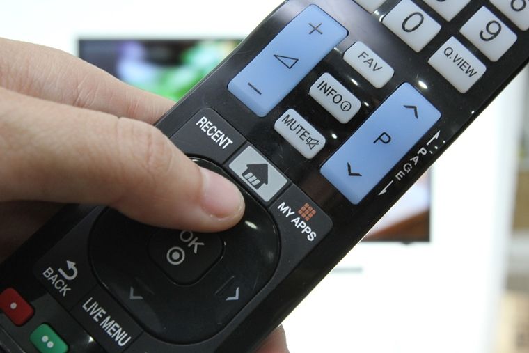 Nhấn nút Home trên remote