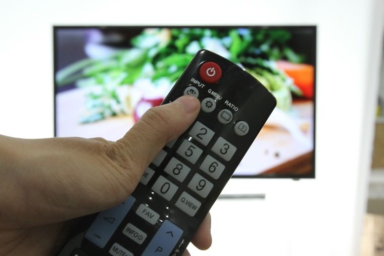 Nhấn nút INPUT trên remote