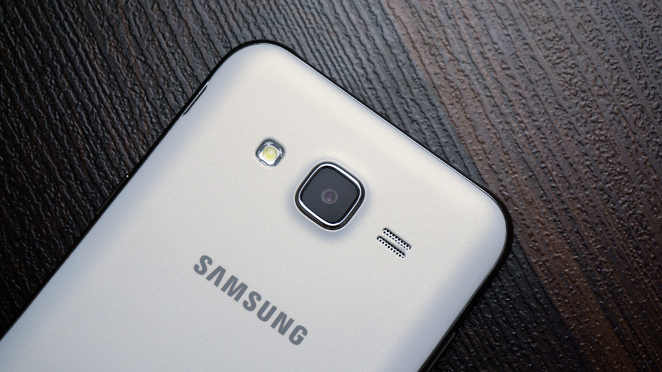 Cụm camera sau Galaxy J5