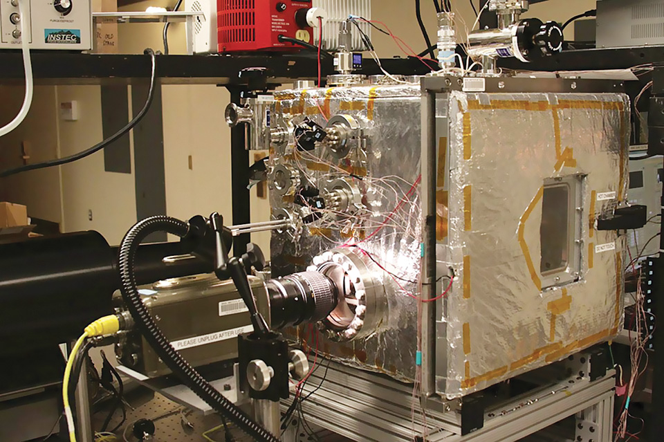 Hệ thống tạo năng lượng pin bằng sương nước trong không khí tại MIT