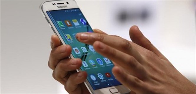 Galaxy S6 Edge Plus với vỏ bảo vệ kèm theo cả phím cảm ứng