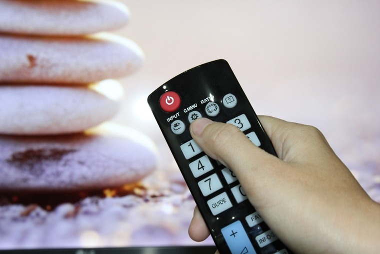 Cách kiểm tra thông tin tivi trên Smart tivi LG hệ điều hành WebOS > Nhấn nút Q.MENU trên remote