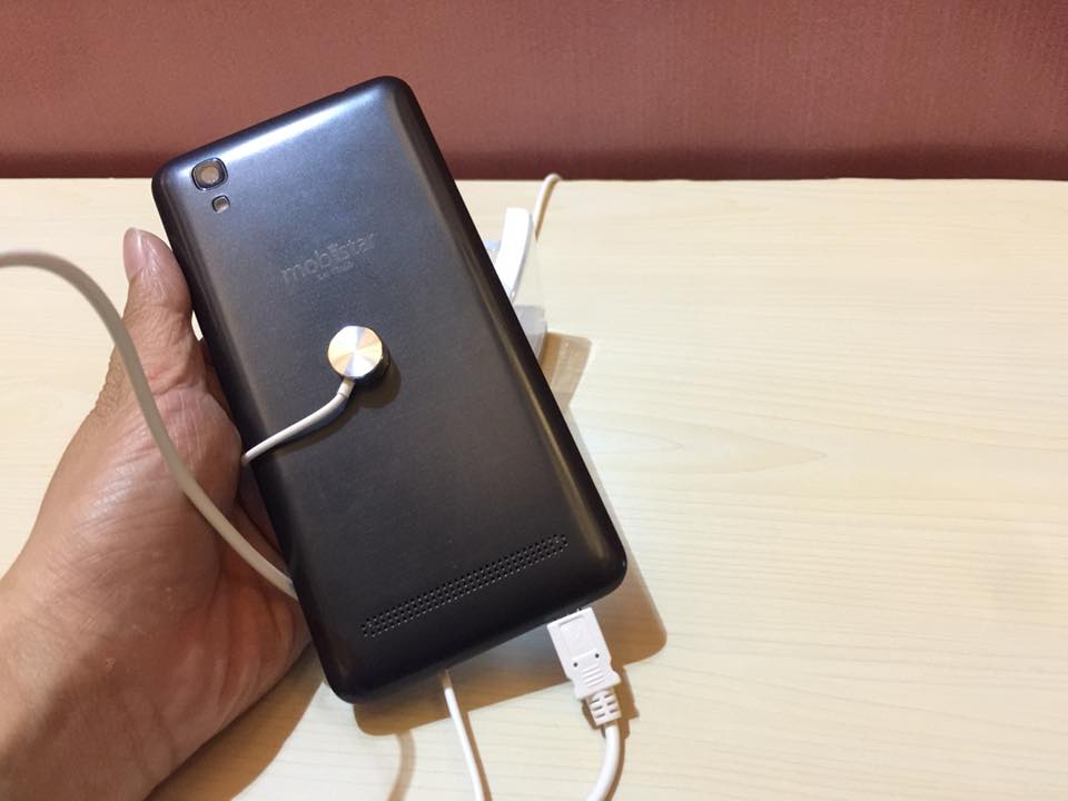 Mobiistar Lai Yollo có thiết kế khá bắt mắt dù pin dung lượng cao 4