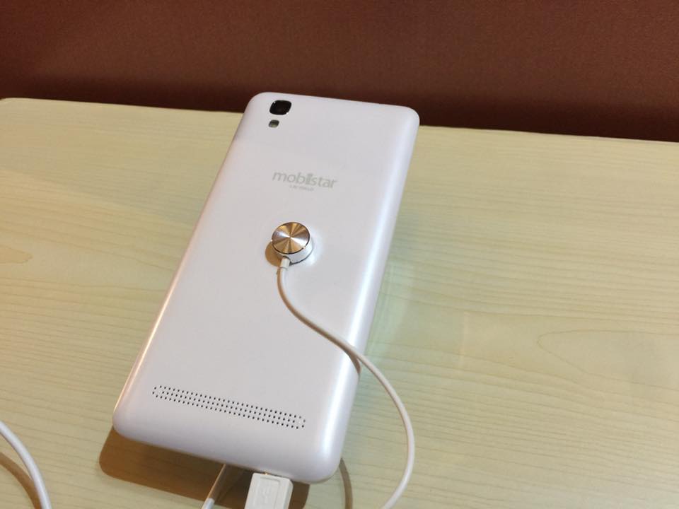 Mobiistar Lai Yollo có thiết kế khá bắt mắt dù pin dung lượng cao 2