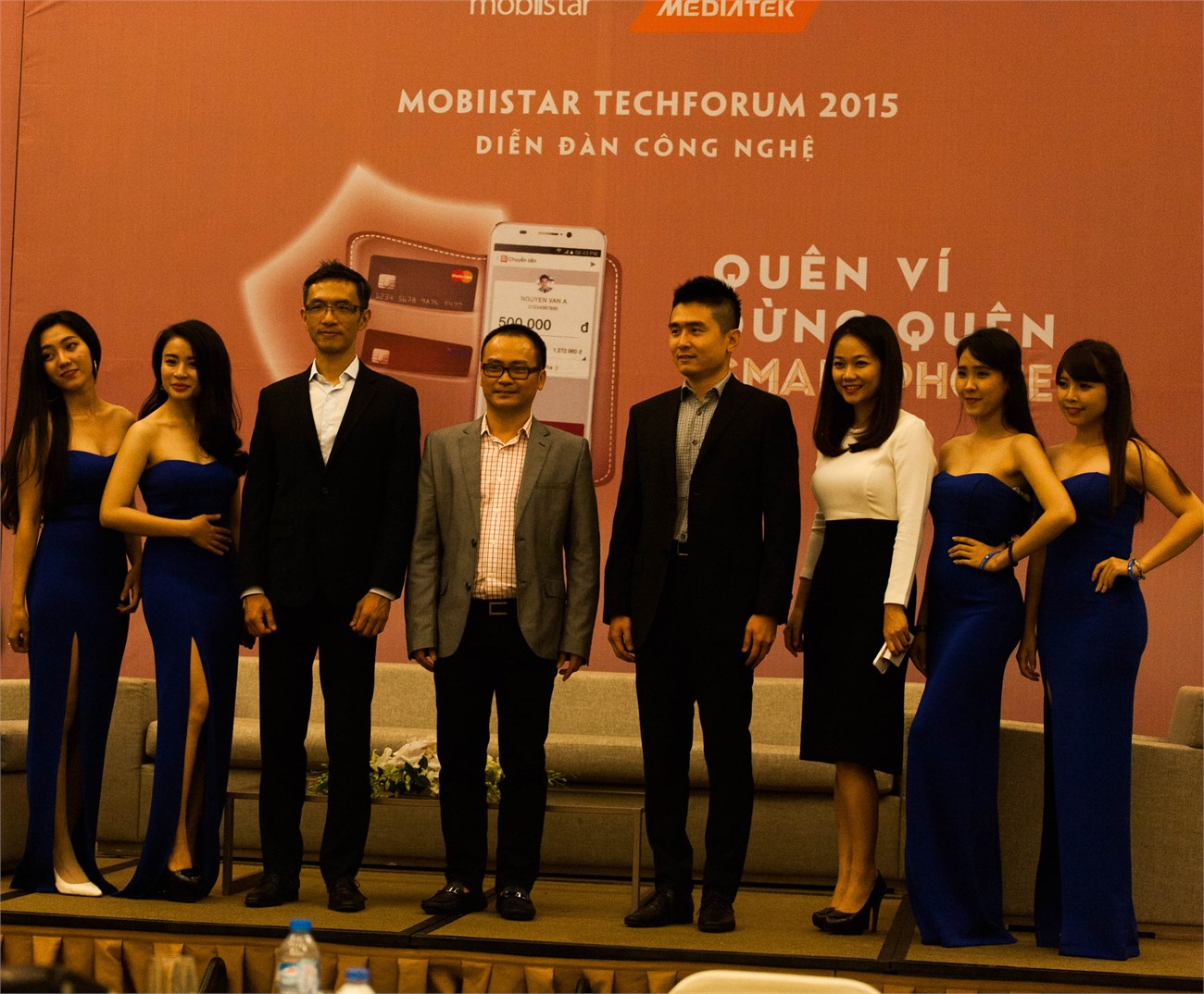 Ông Ngô Nguyên Kha (giữa) cùng đại diện của MediaTek Ông Ngô Nguyên Kha (giữa) cùng đại diện của MediaTek