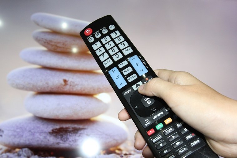 Nhấn chọn nút Home trên remote