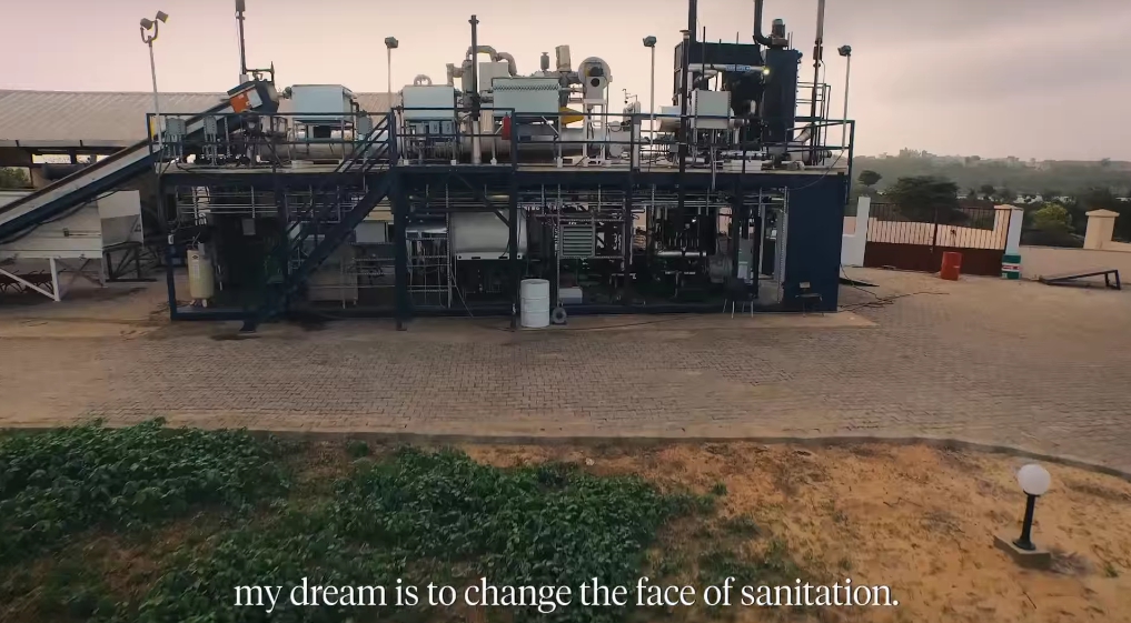 Bill Gates mang cỗ máy xử lý phân người thành nước lọc đến châu Phi