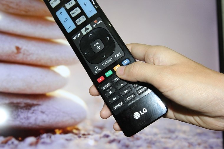 Nhấn nút màu vàng trên remote