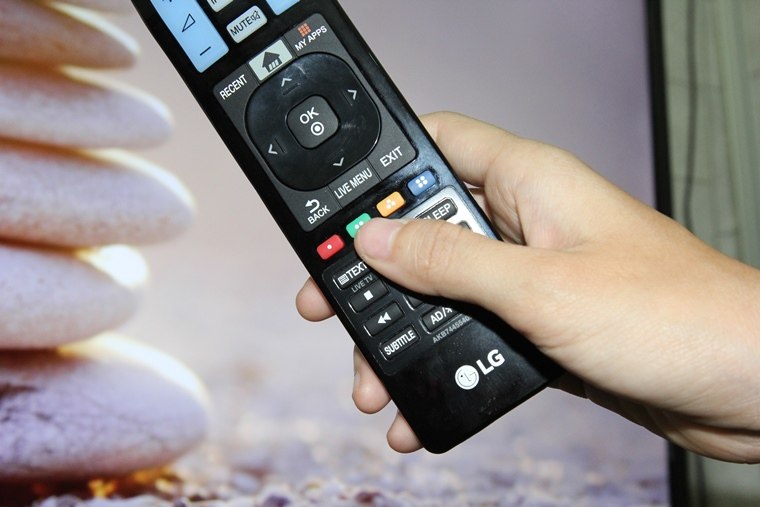 Nhấn nút màu xanh trên remote