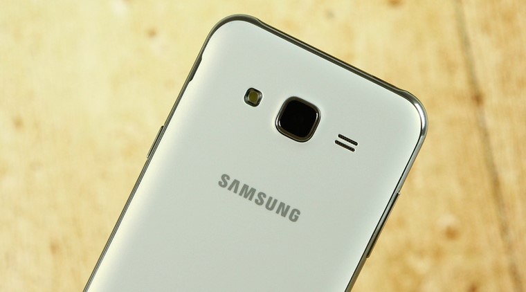 Phần loa ngoài, camera và đèn flash được đặt trên một trục ngang khá đẹp, với logo Samsung bên dưới.