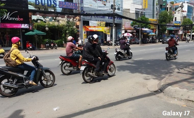 Ở điều kiện ánh sáng ngoài trời, J5 cho màu sắc trung thực hơn, khả năng bắt nét cũng tốt hơn và ít bị lóa như J7.