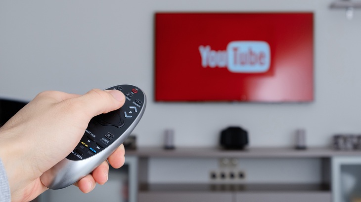 Sử dụng Smart Tivi LG và khám phá các ứng dụng hấp dẫn như Youtube, Netflix, hay HBO GO để xem phim và video trực tuyến. Bạn sẽ có trải nghiệm xem phim tuyệt vời nhất trên màn hình tivi to lớn và chất lượng hình ảnh tuyệt đẹp!