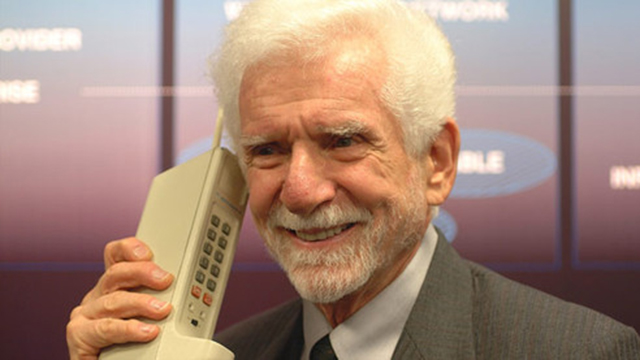 Chiếc điện thoại di động thương mại đầu tiên