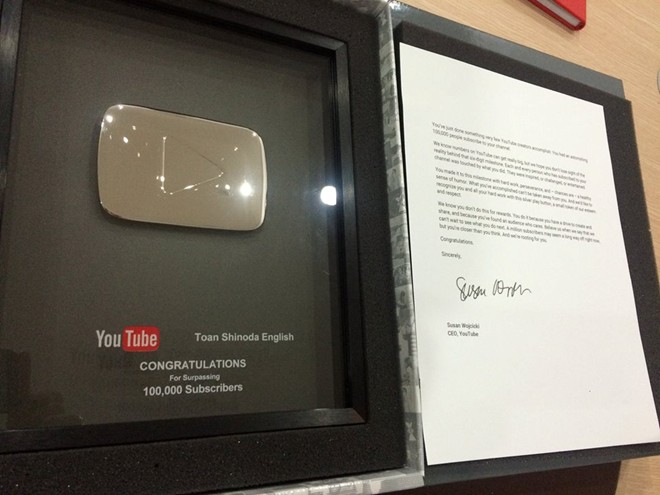 Toàn Shinoda được YouTube trao nút Play mạ bạc vào dịp một năm sau ngày mất