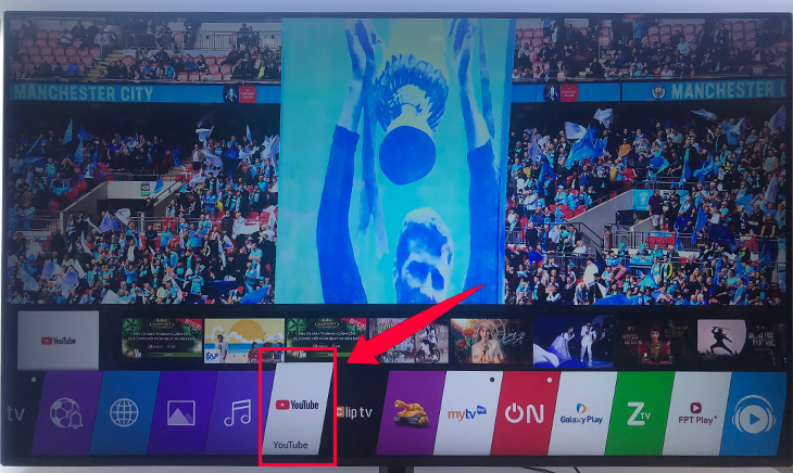 Cách sử dụng YouTube trên Smart tivi LG > Chọn mở tab YouTube trên màn hình giao diện tivi
