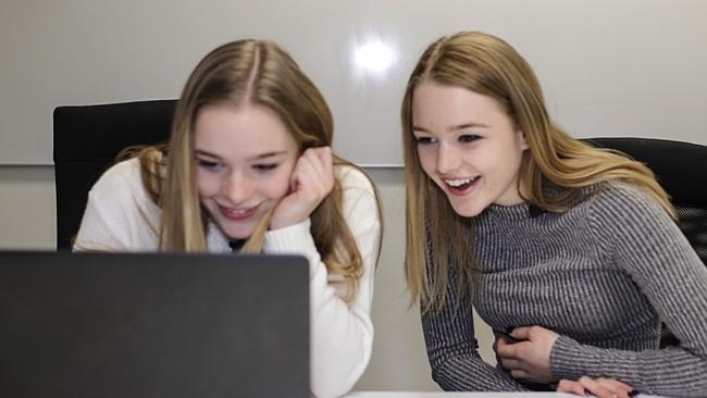 Isabelle và Natasha Secanski Isabelle và Natasha Secanski