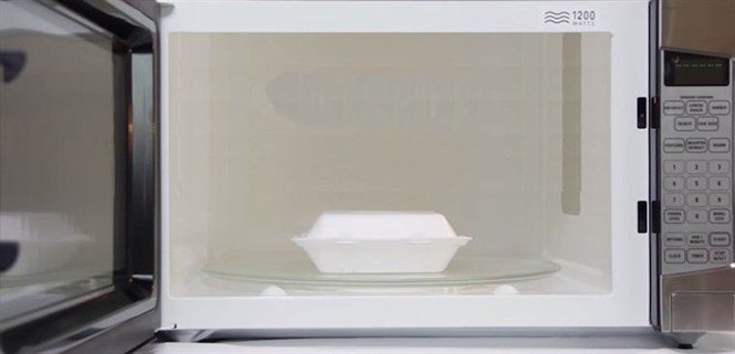Có nên bỏ hộp xốp trong lò vi sóng?