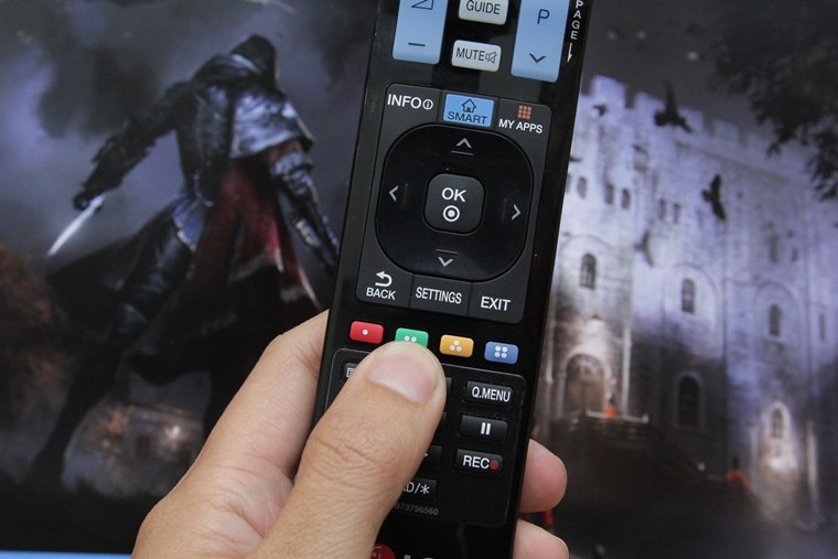 Nhấn nút màu xanh lá cây trên remote để ưu tiên cho bài hát