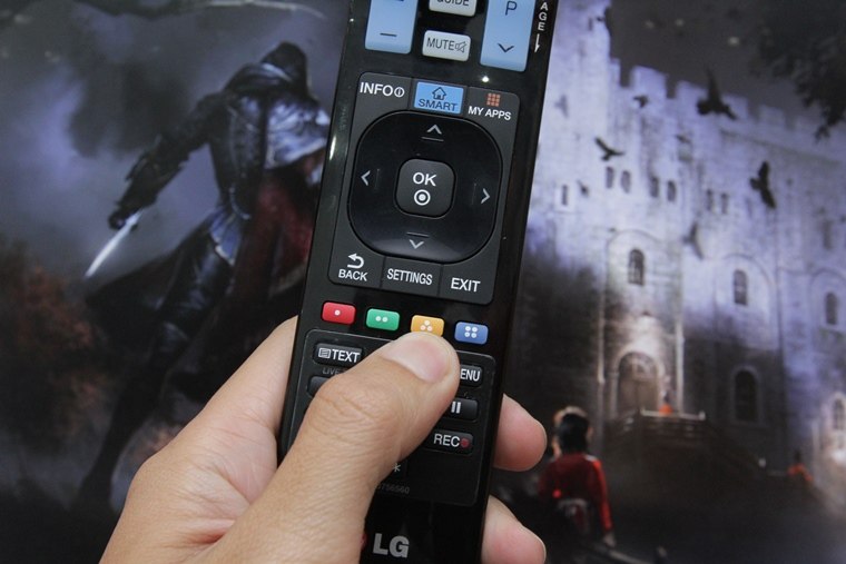 Nhấn nút màu vàng trên remote